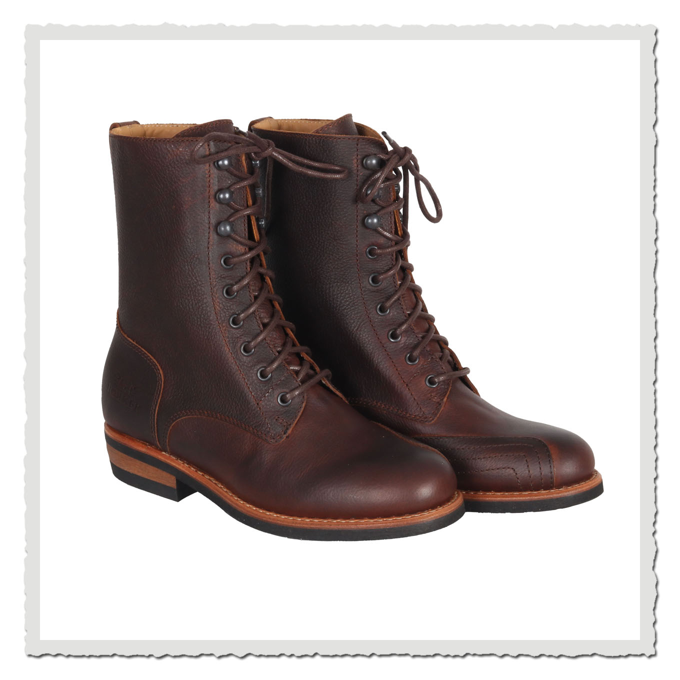 Braune Damen-Boots aus Leder, paarweise schräg gestellt auf hellem Hintergrund.